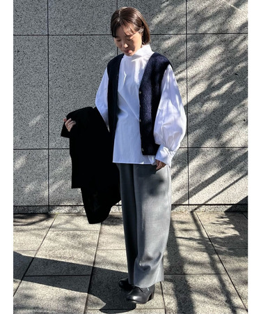 コットンピンストライプハイネックブラウス